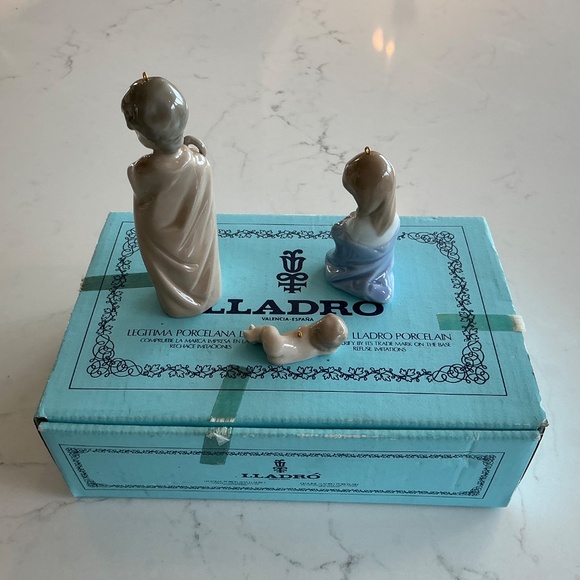 Lladro mini Sagrada Familia. Ornaments - Picture 2 of 4